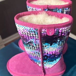 Super cute EMU Australia boots.